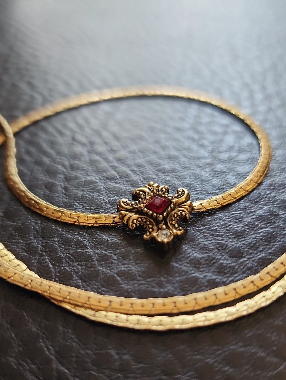 VTG Avon Gold Tone Women's Necklace with Red Gem Accent - Picture 2 of 9